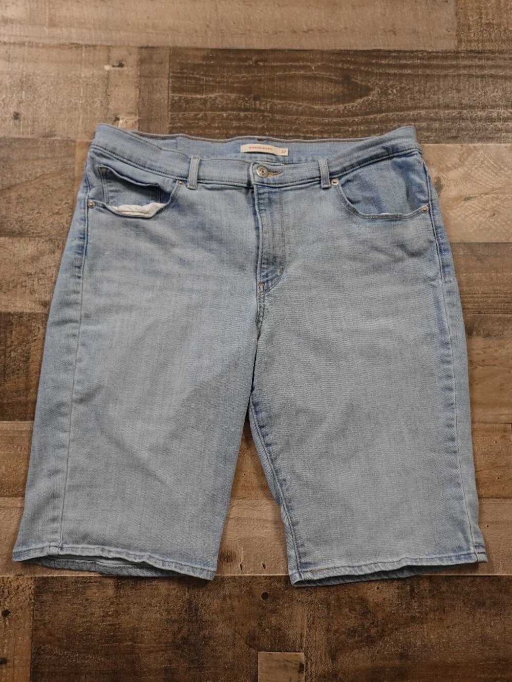 Levi’s Bermuda Shorts Women’s 32 Light Wash Denim Mid Rise Stretch Jean Shorts‎
